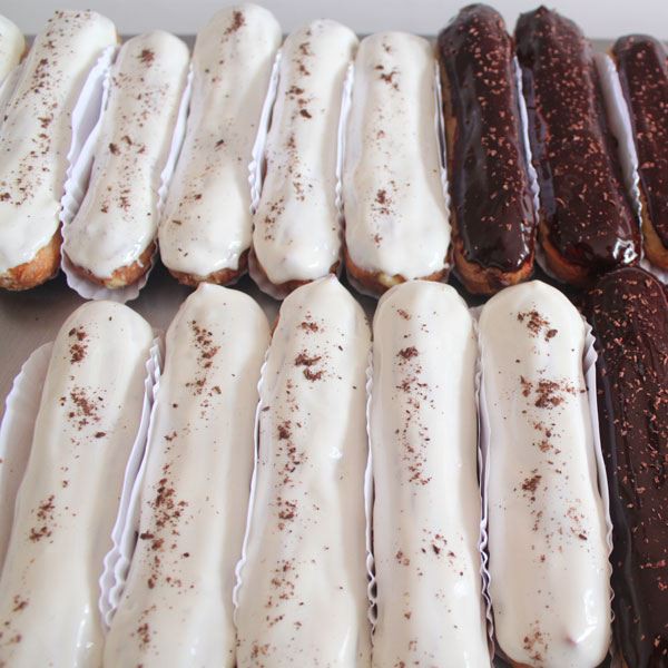 Pastelería Francesa Hirondelle - Eclair Vanilla (1u) -  - Éclair relleno de creme diplomat de vainilla de Madagascar, decorado con glaseado blanco y virutilla de chocolate blanco.